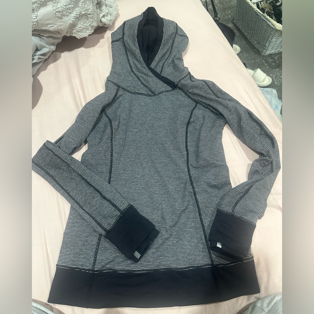 Lulu lemon grey/black hoodie
